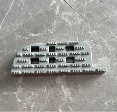 Bậc dẫm ( nhựa ) thaco auman 15 Tấn ( bậc trên ) - R 1B24984504110 - cái